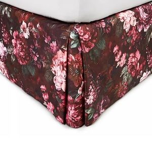 Hotel Collection Dutch Floral QUEEN
Bedskirt $150